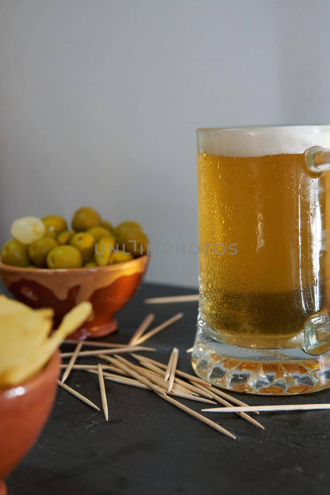 Beer mug with olives and chips with black base