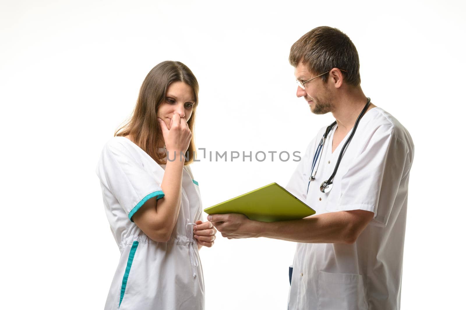 Doctor shows the nurse the error in prescribing the patient's treatment