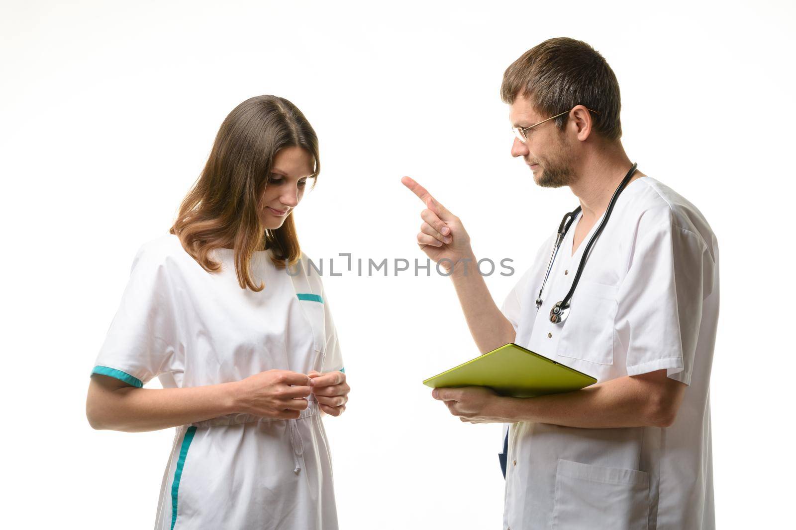 Doctor scolds intern for poor learning outcomes