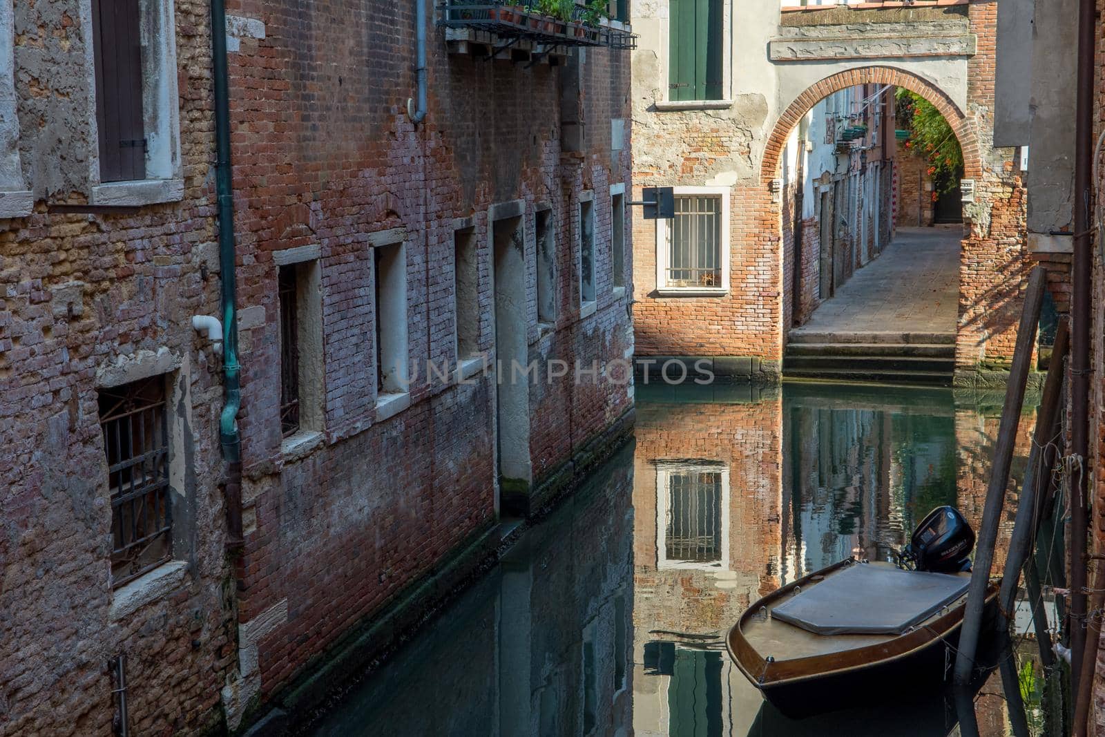 discovery of the city of Venice and its small canals and romantic alleys by shovag