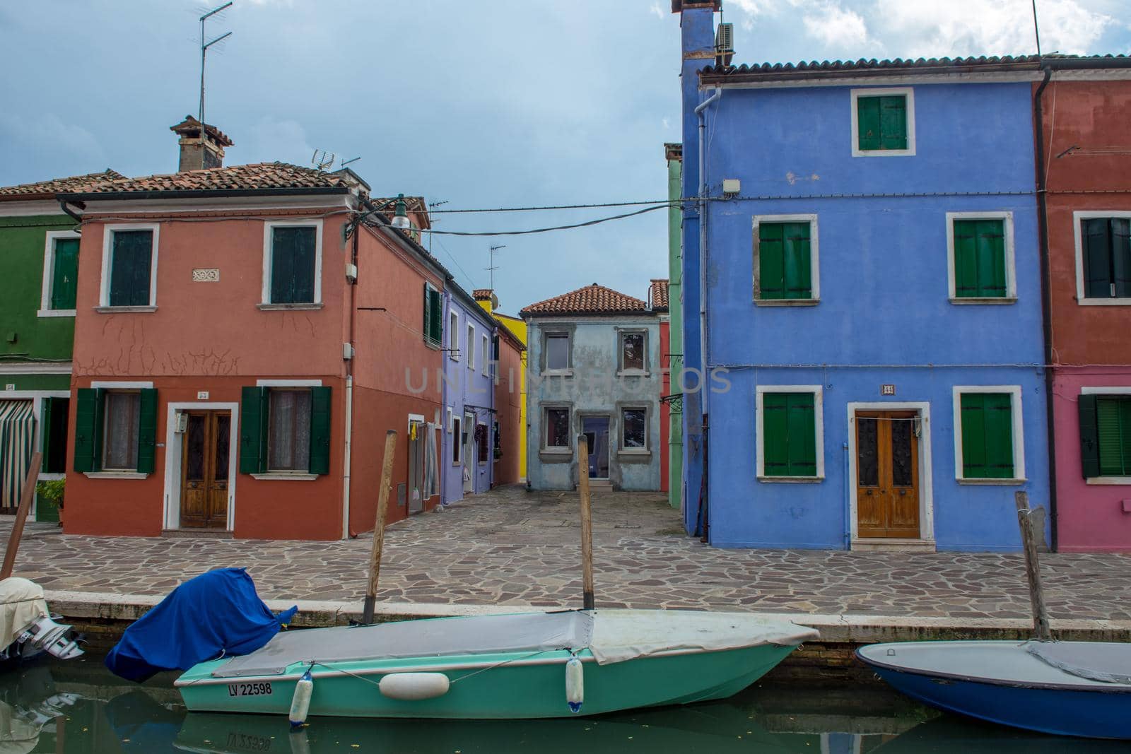 discovery of the city of Venice, Burano and its small canals and romantic alleys by shovag