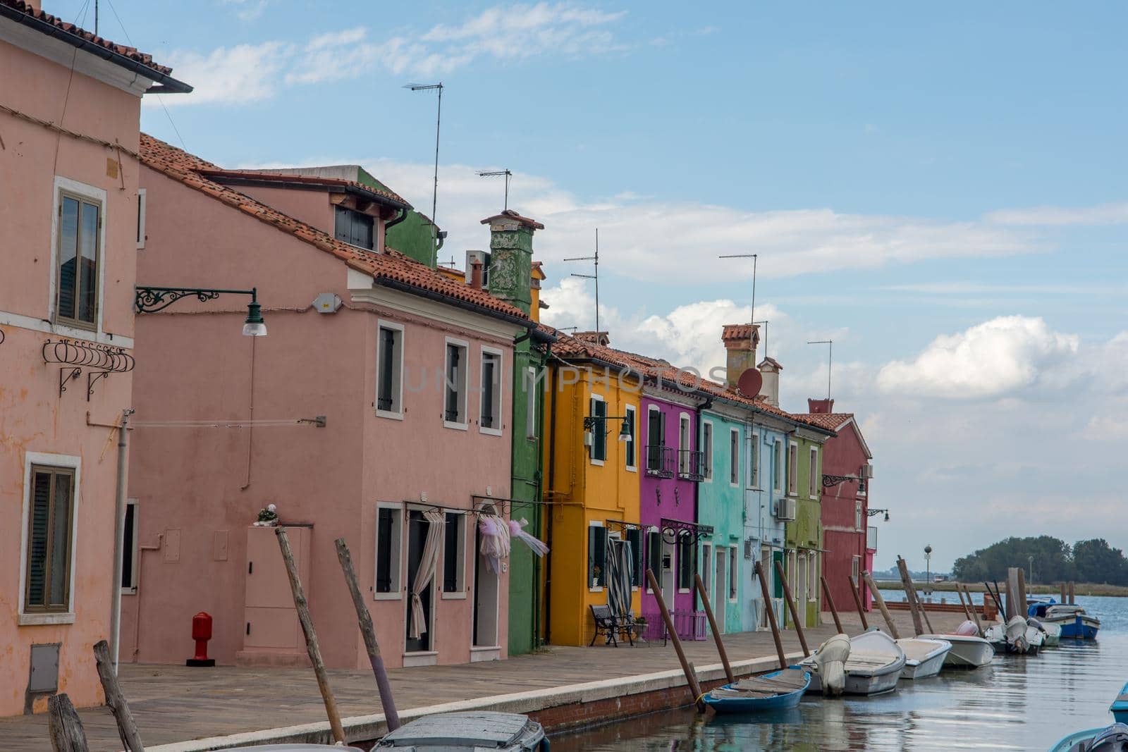 discovery of the city of Venice, Burano and its small canals and romantic alleys by shovag