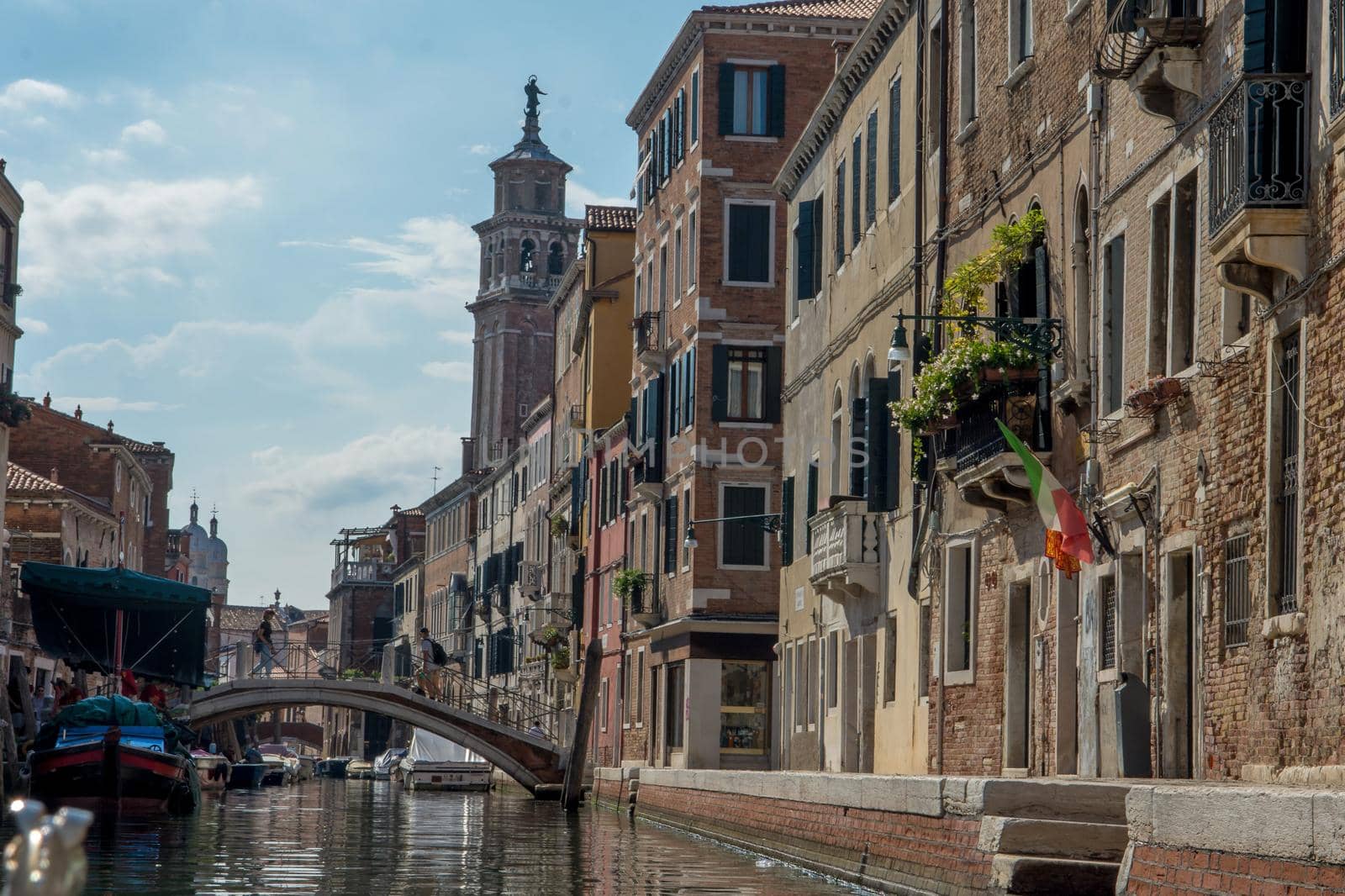 discovery of the city of Venice and its small canals and romantic alleys by shovag