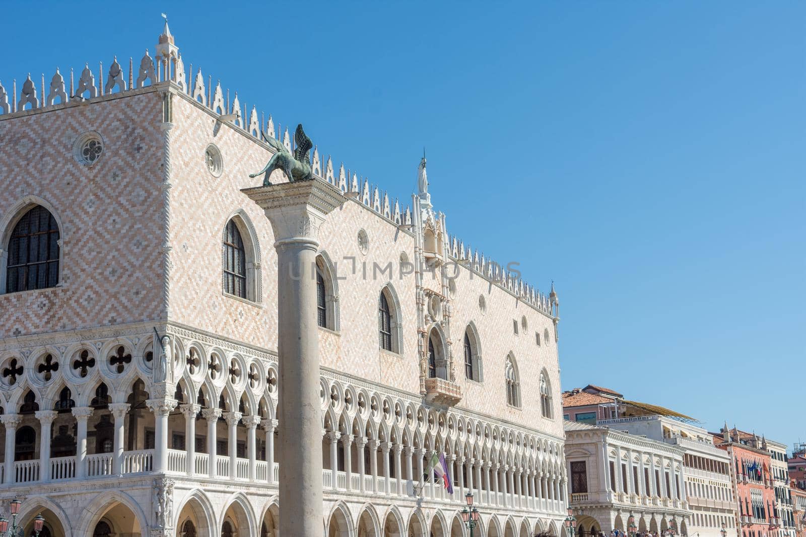 discovery of the city of Venice and its small canals and romantic alleys by shovag