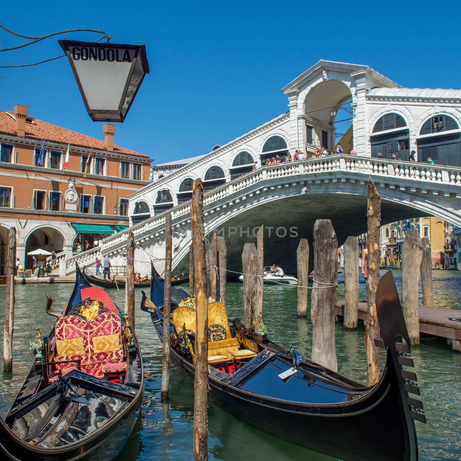 discovery of the city of Venice and its small canals and romantic alleys by shovag