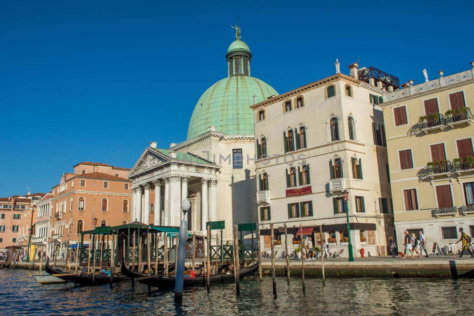 discovery of the city of Venice and its small canals and romantic alleys by shovag