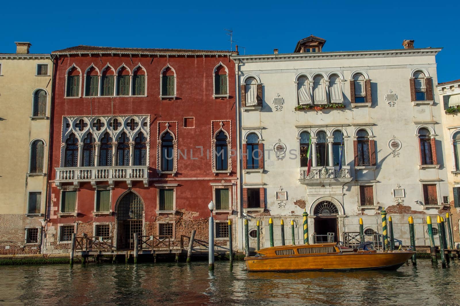 discovery of the city of Venice and its small canals and romantic alleys by shovag