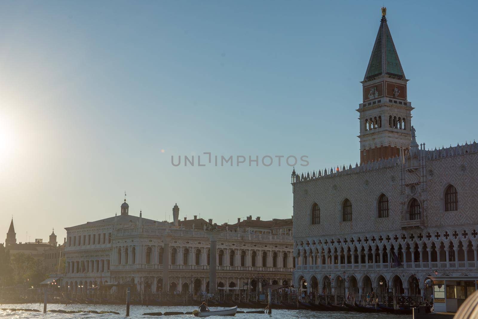 discovery of the city of Venice and its small canals and romantic alleys by shovag