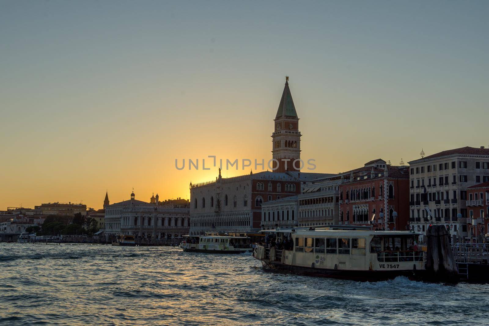 discovery of the city of Venice and its small canals and romantic alleys by shovag