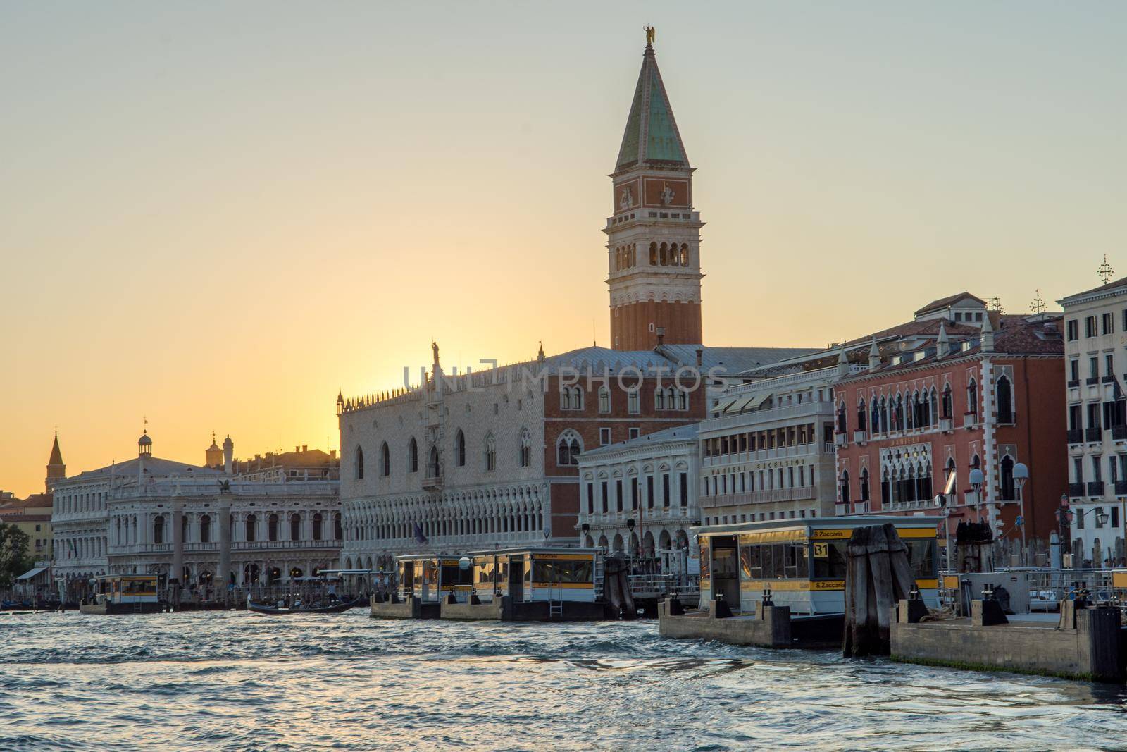 discovery of the city of Venice and its small canals and romantic alleys by shovag