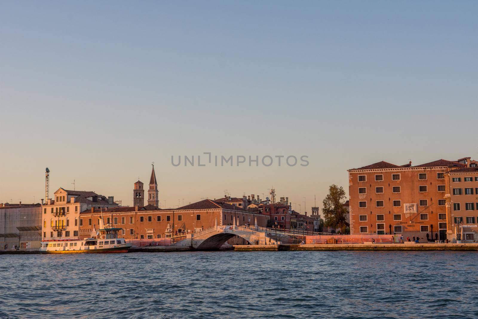 discovery of the city of Venice and its small canals and romantic alleys by shovag