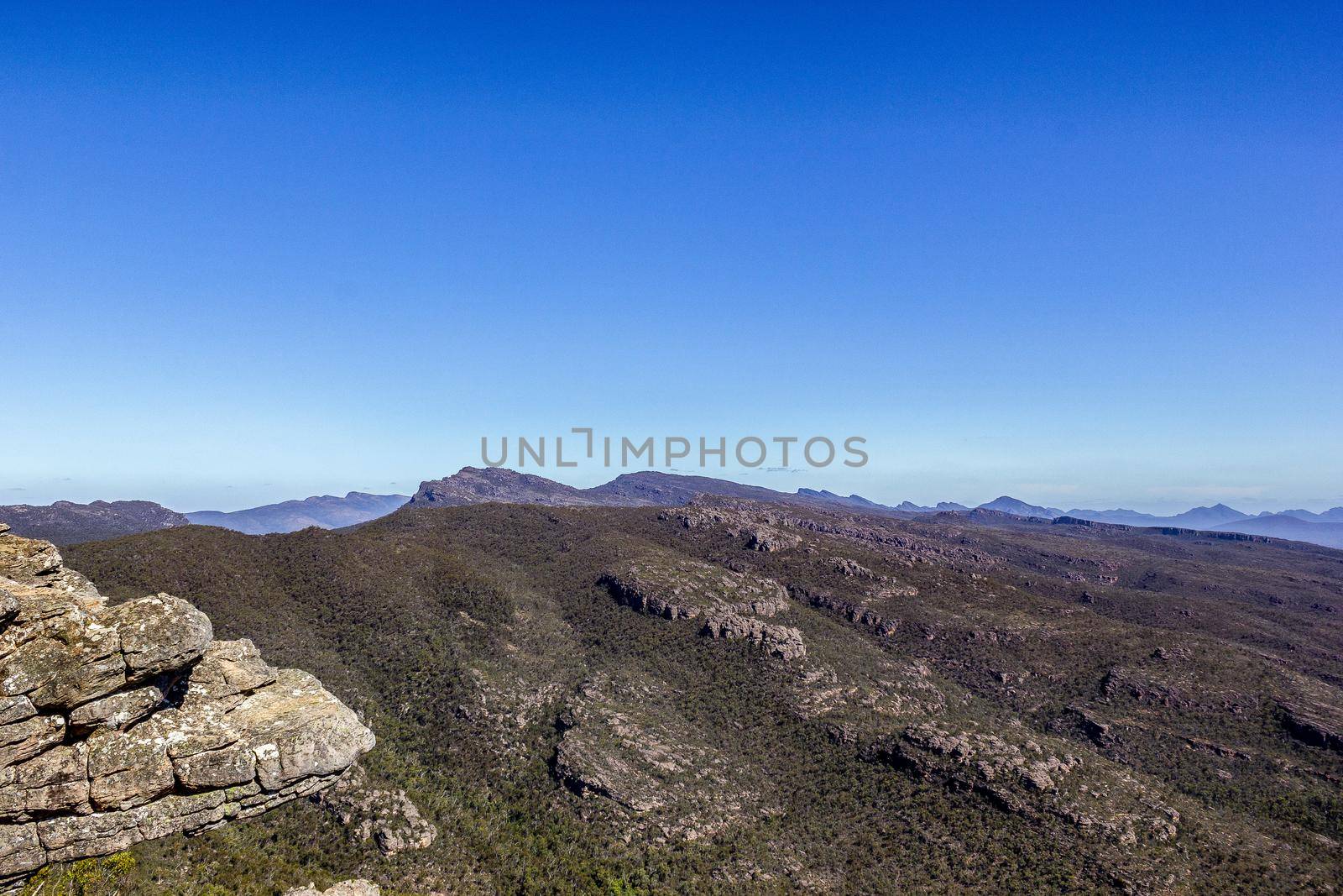 Reed Lookout, die Balkone und die umliegenden Hügel bei den Grampians im Halls Gap Valley im Westen von Victoria, Australien.