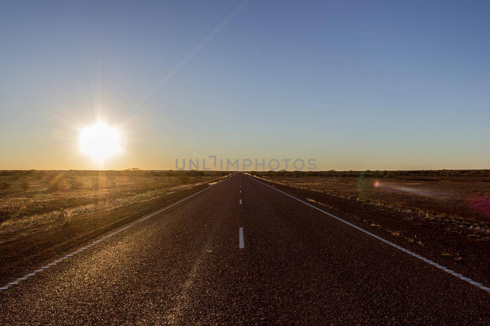 gerade Straße auf dem Stuart Highway nördlich von Coober Pedy, Südaustralien, Australien