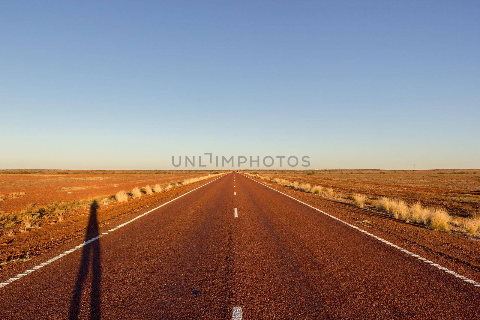 gerade Straße auf dem Stuart Highway befindet sich von Coober Pedy, Südaustralien, Australien