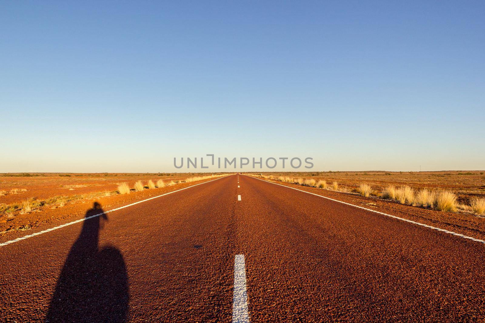gerade Straße auf dem Stuart Highway nördlich von Coober Pedy, Südaustralien, Australien