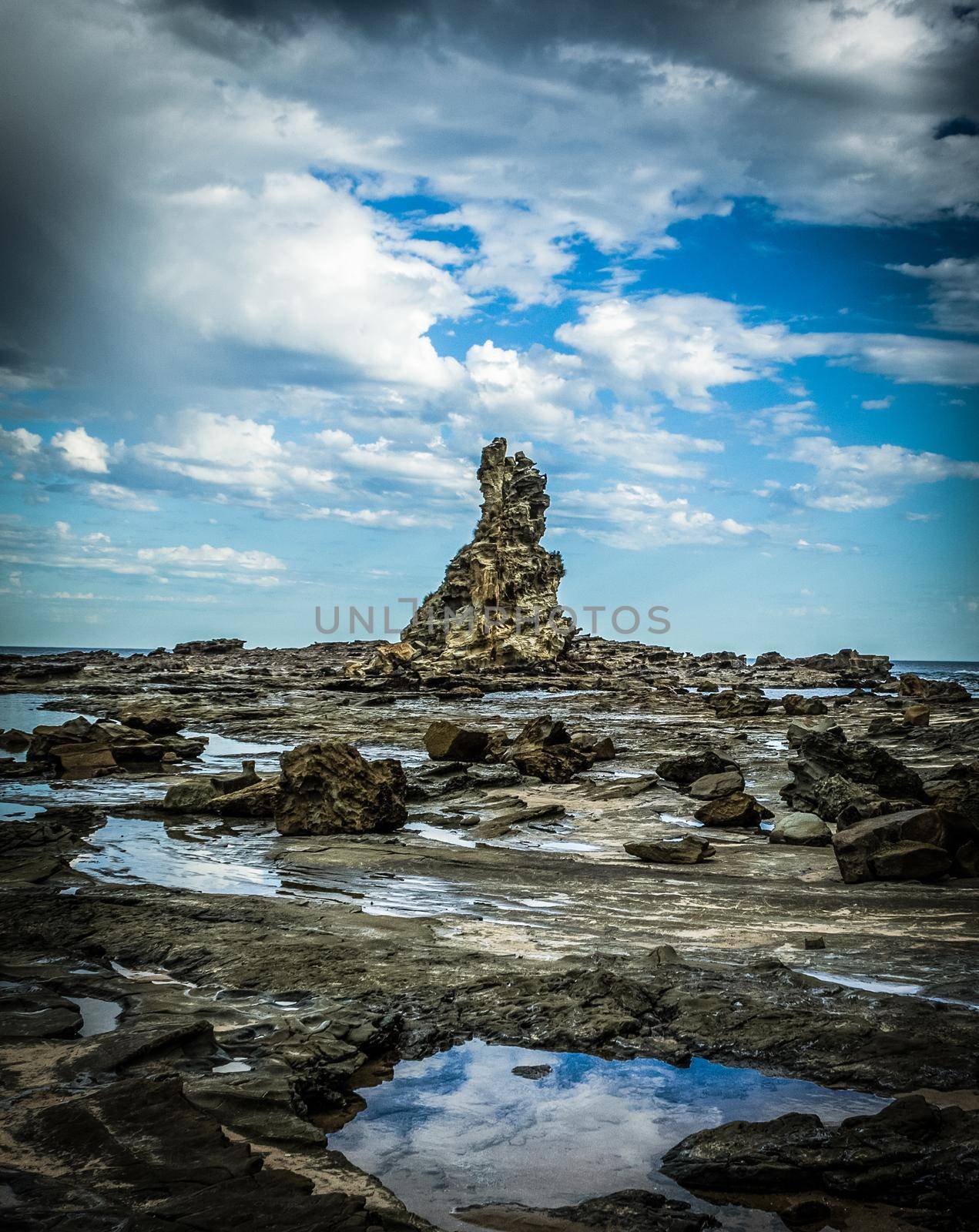 scharfe und raue Klippenfelsen, die aus dem Wasser der australischen Küste, Victoria, Australien hervorgehen