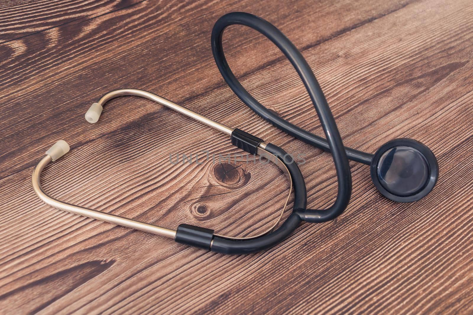 Medical stethoscope for the diagnosis of human heartbeat and breathing