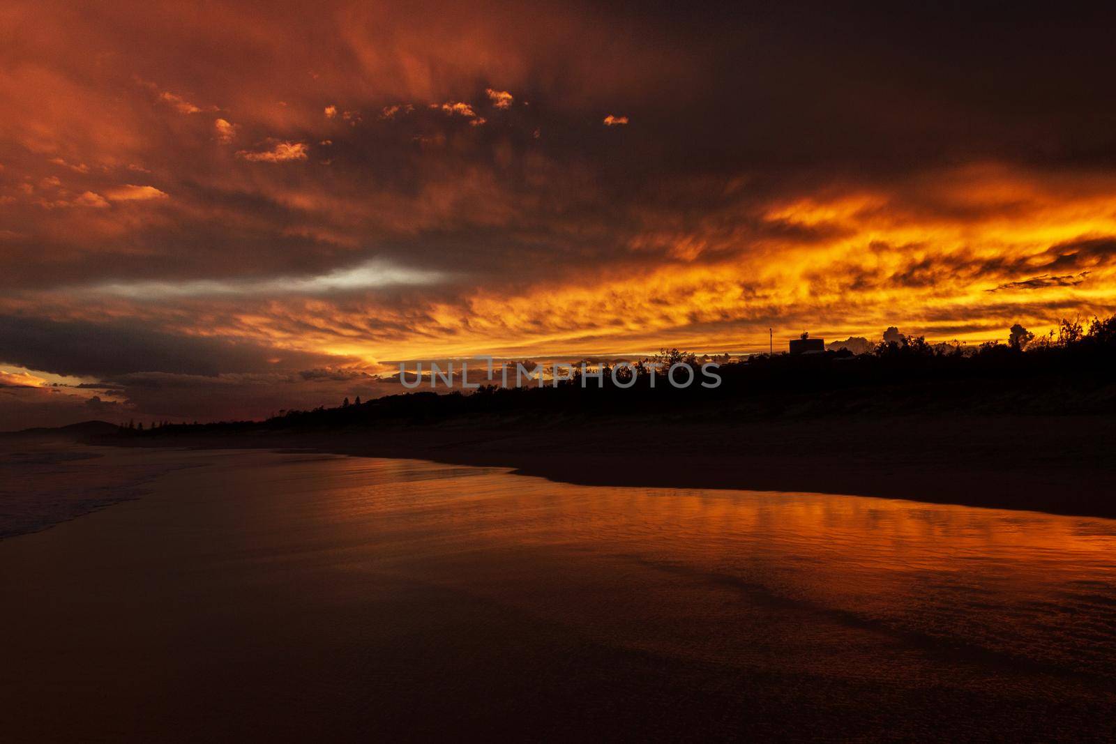 bunter Sonnenuntergang am Strand von Noosaville, Sunshine Coast, Australien