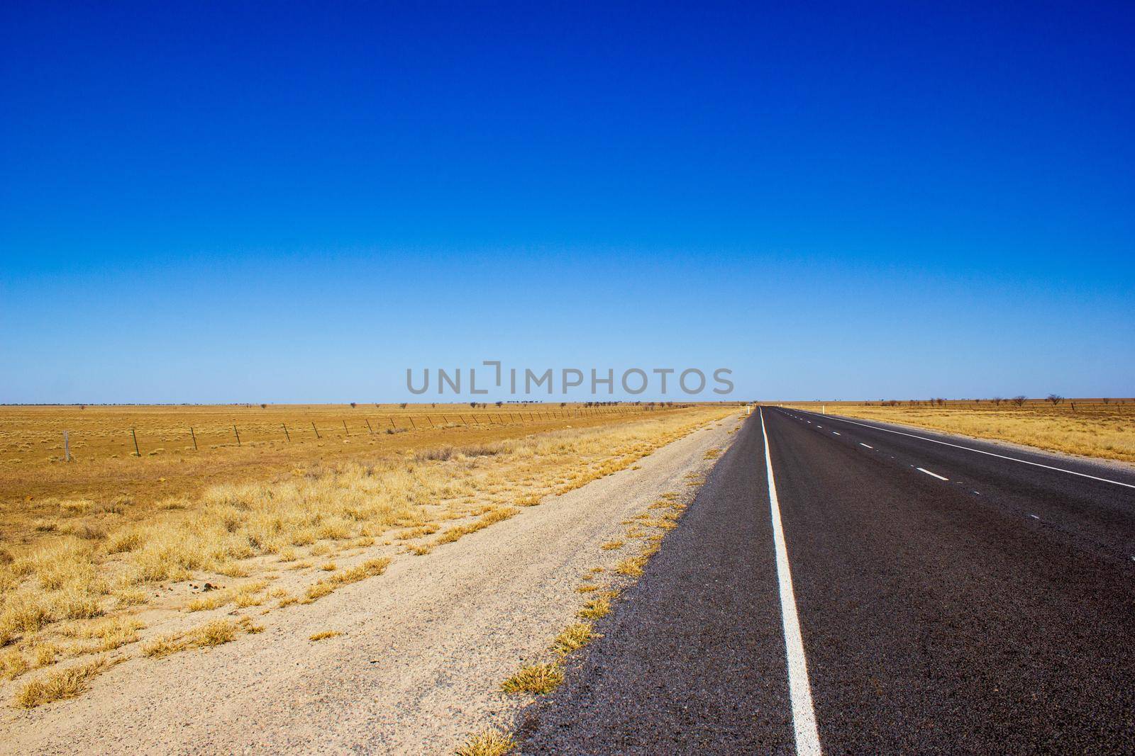 gerade Straße durch die Wüste von Australien auf dem Flinders Highway, Queensland