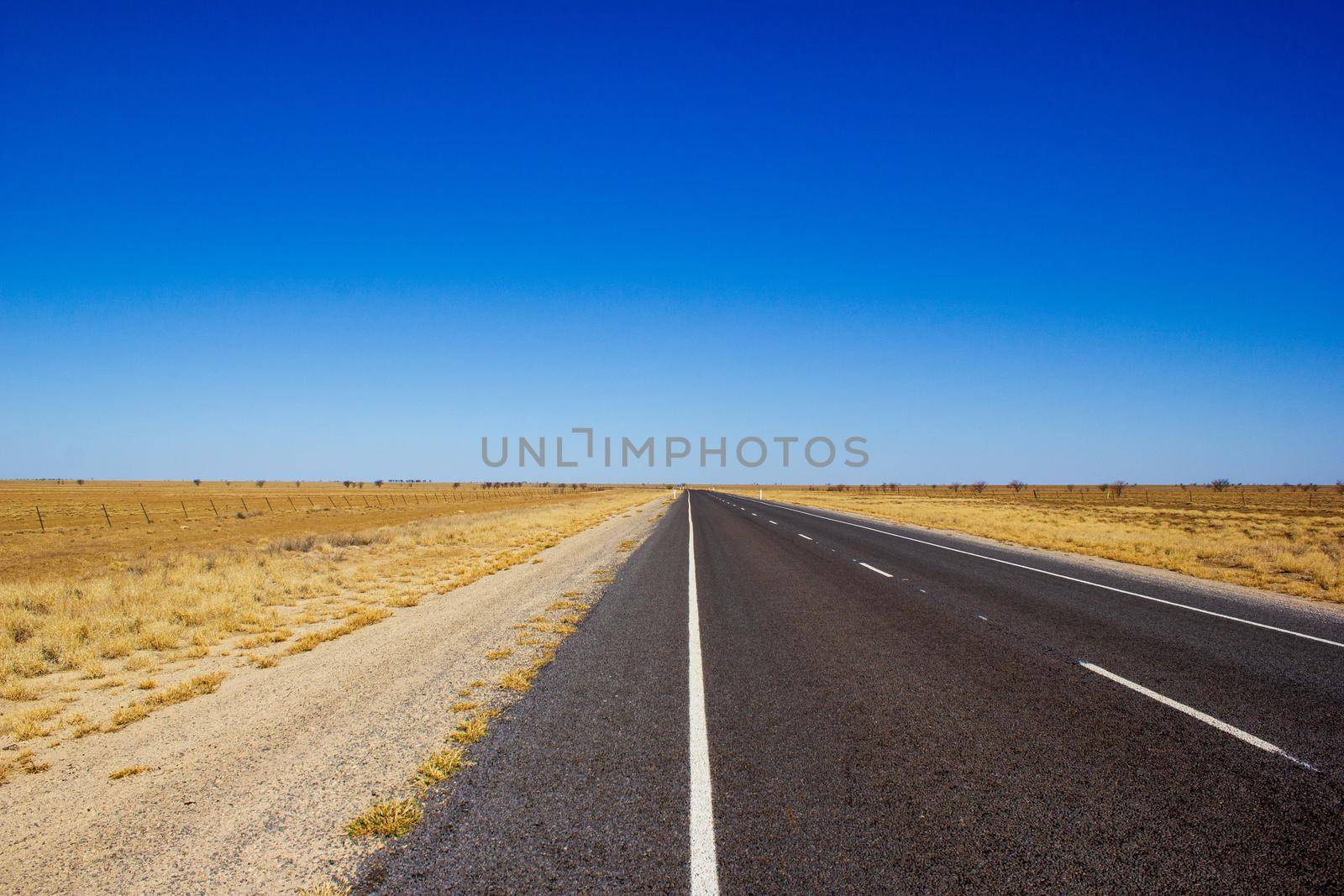 gerade Straße durch die Wüste von Australien auf dem Flinders Highway, Queensland