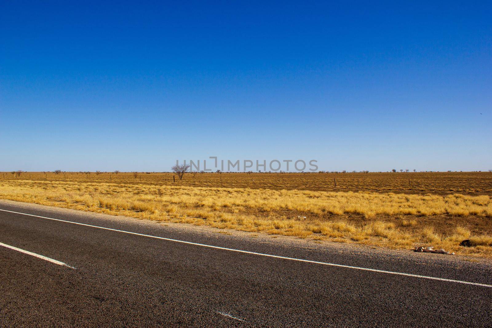 gerade Straße durch die Wüste von Australien auf dem Flinders Highway, Queensland