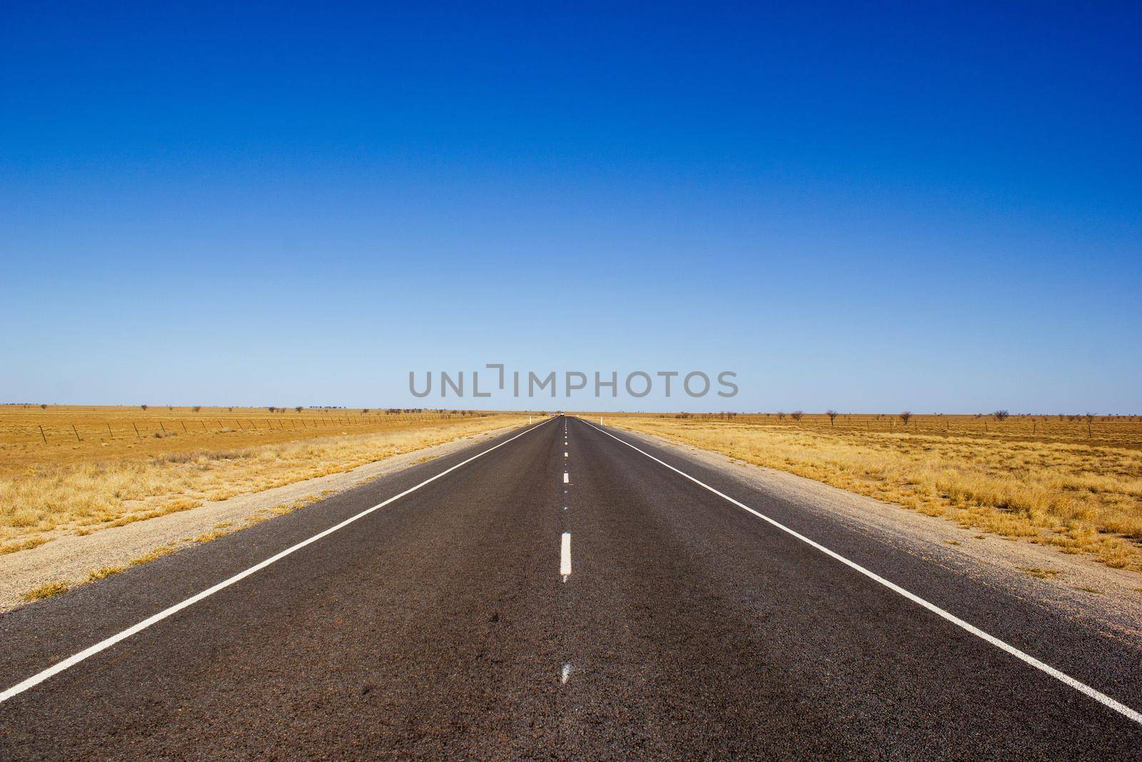 Straße ins Nichts im australischen Outback by bettercallcurry