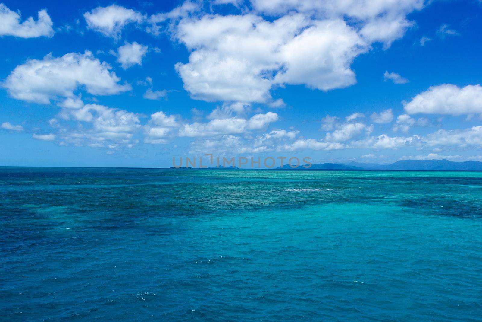schönes großes Riff mit weißen Wolken an einem sonnigen Tag