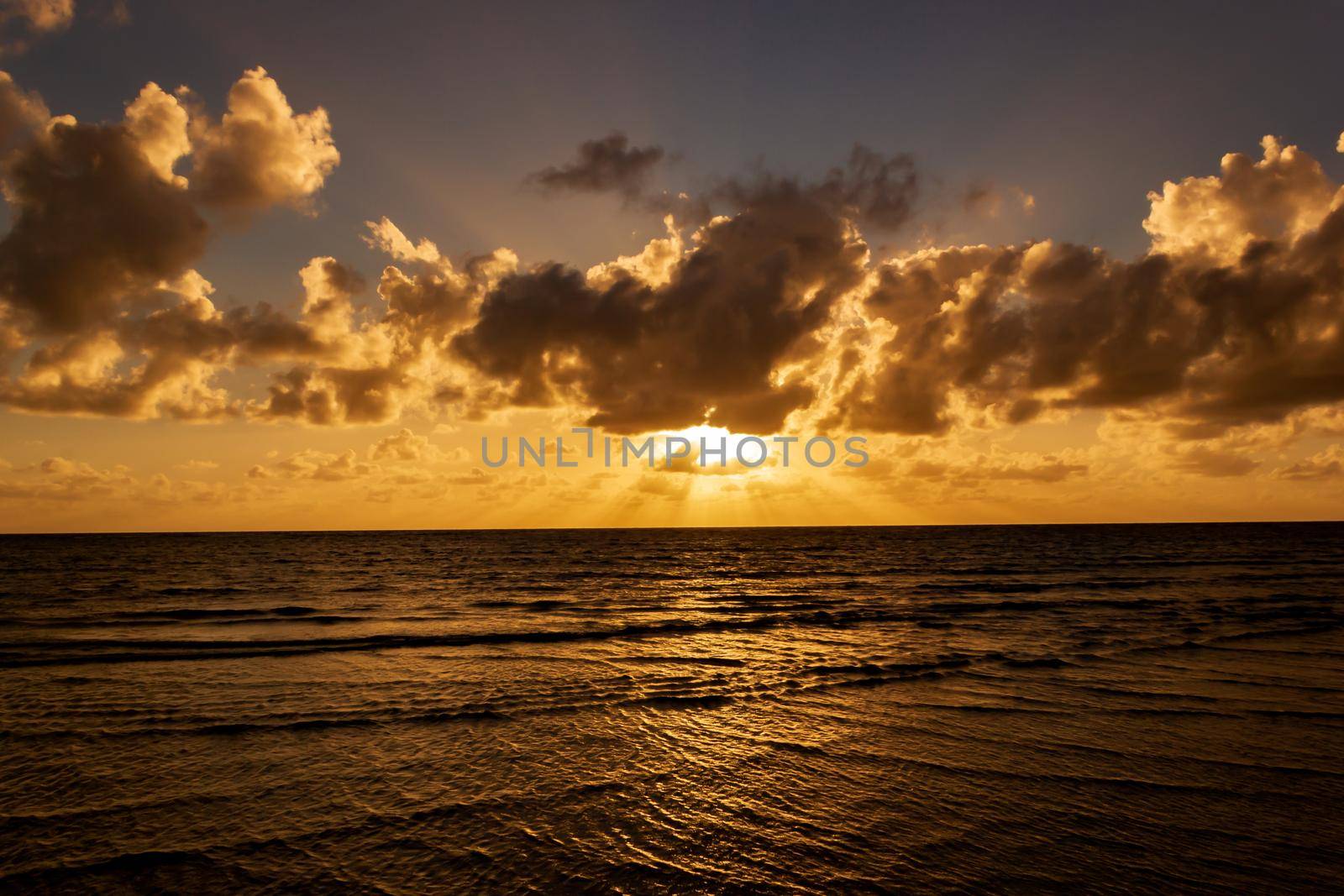 Sonnenaufgang bei Cape Tribulation in der Region Daintree im hohen Norden von Queensland. Cape Tribulation ist eine abgelegene Landzunge und ein Ziel für Ökotourismus im Nordosten von Queensland.