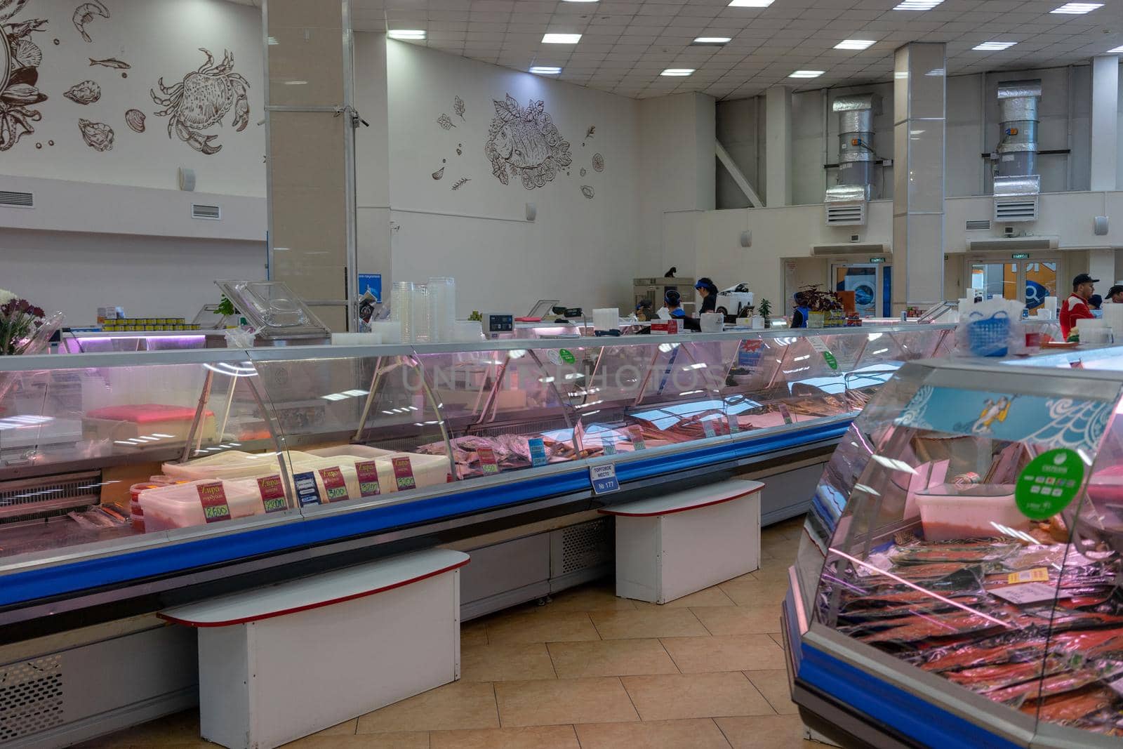 Петропавловск-Камчатский, Россия - октябрь 6, 2019: Fish market premises with storefronts and products.