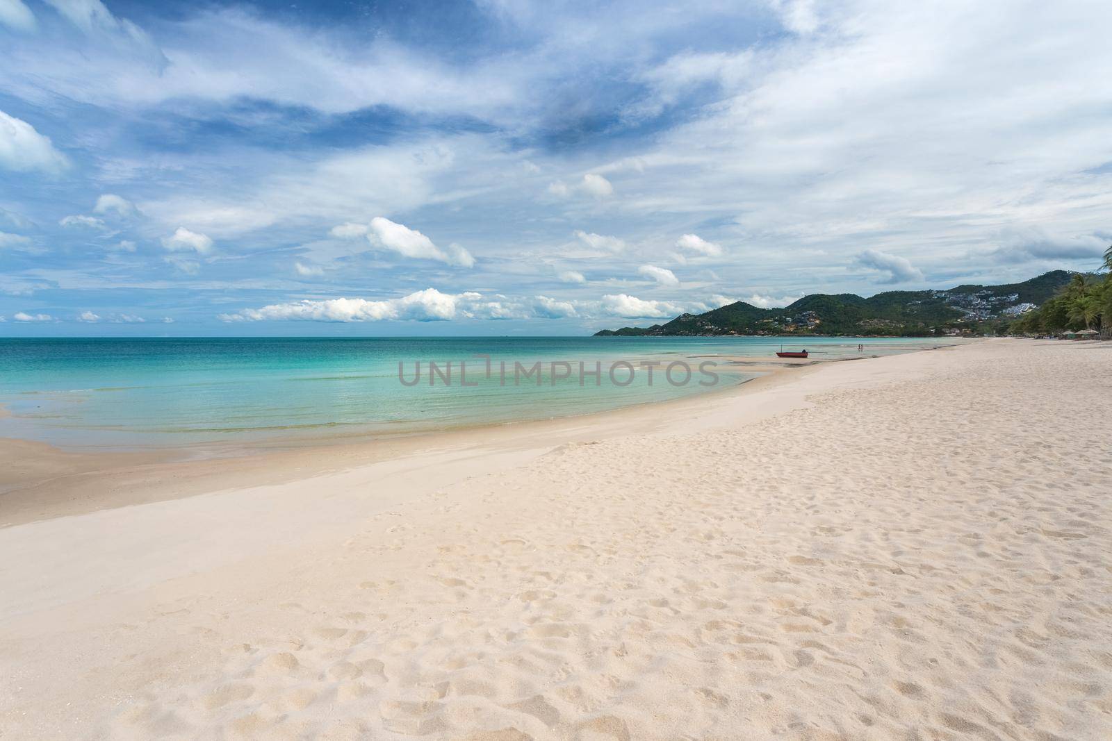 White sand beach Chaweng Beach, Koh Samui, Thailand. After Covid had no tourists Make the sea complete ecological recovery ,nature balance by toa55