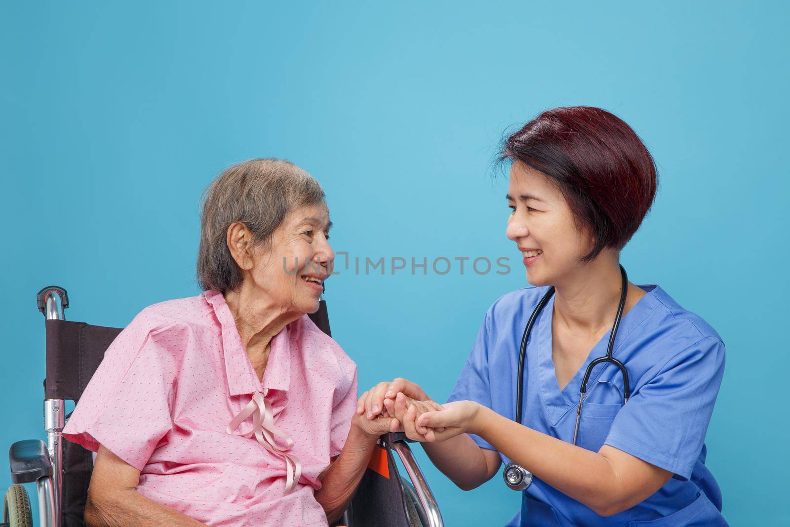 elderly woman happiness talking with doctor by toa55