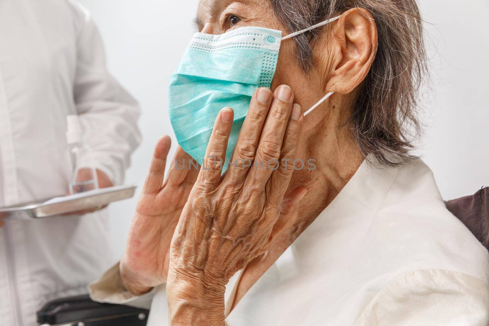 Elderly woman wearing a mask to protect from coronavirus covid-19 by toa55