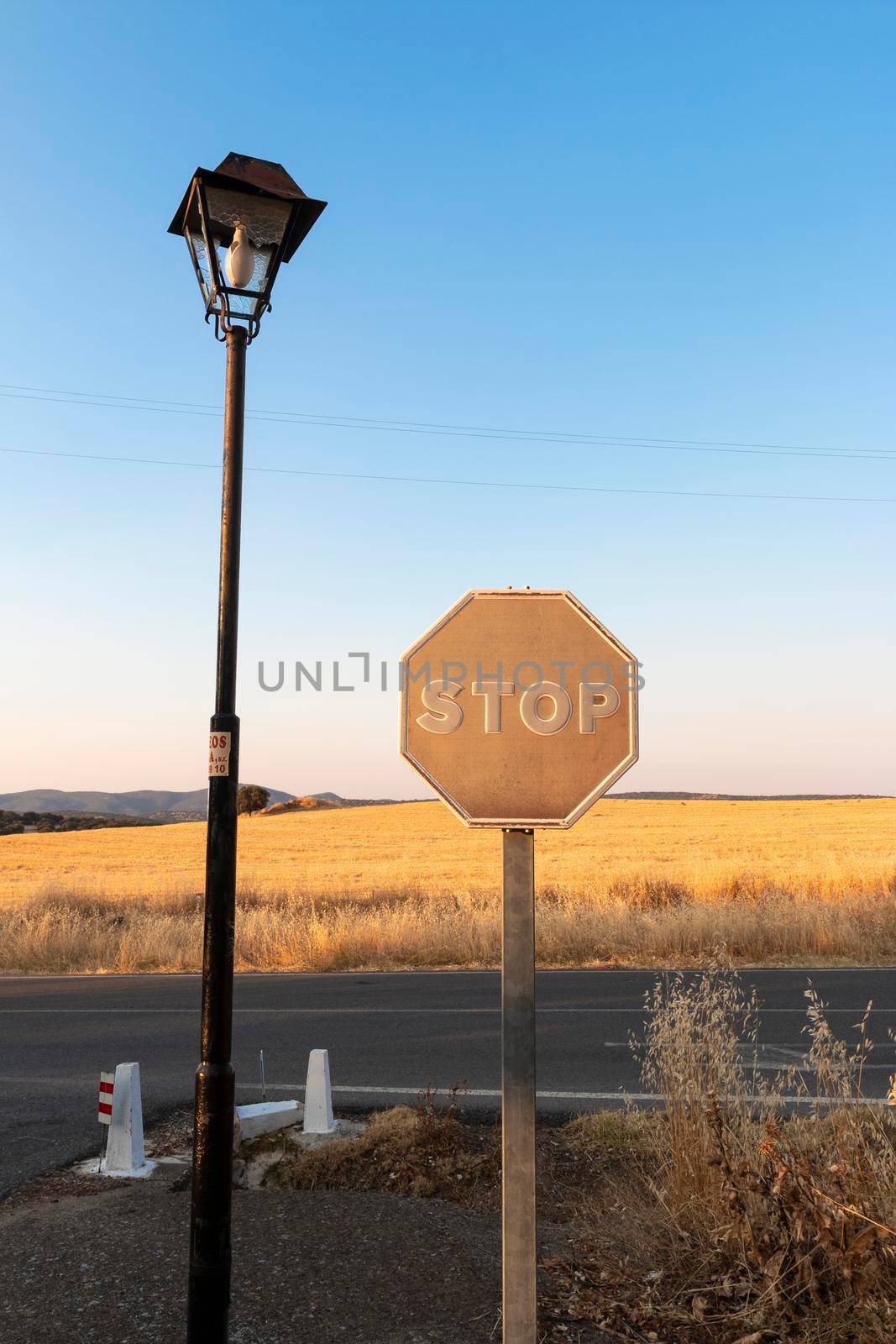 Sun-faded stop sign in southern spain by loopneo