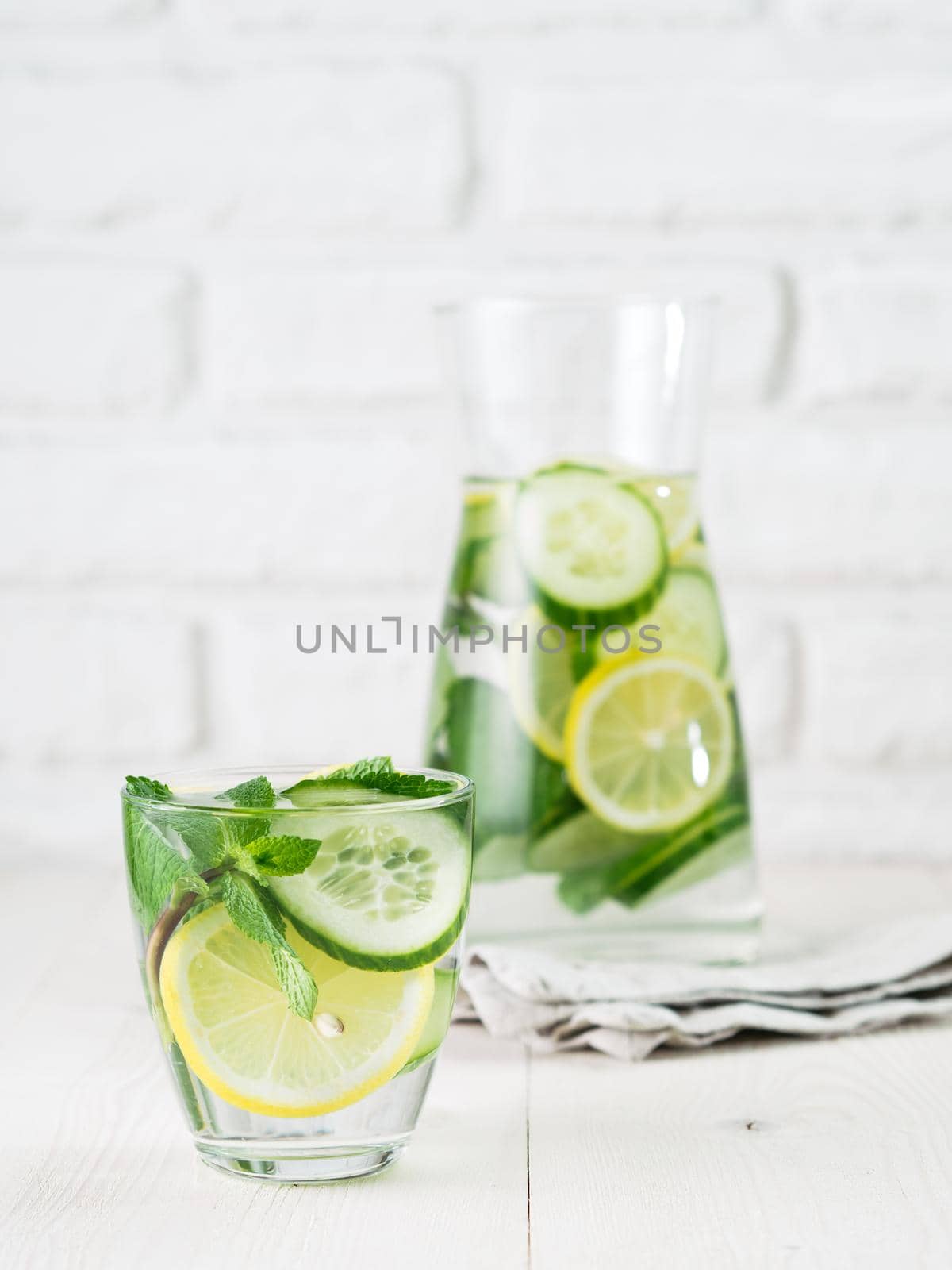 infused detox water with cucumber, lemon and mint by fascinadora