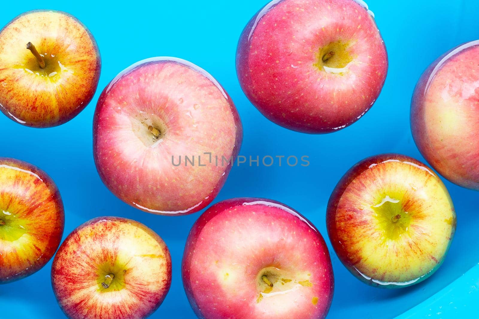Washing fresh apples in the water