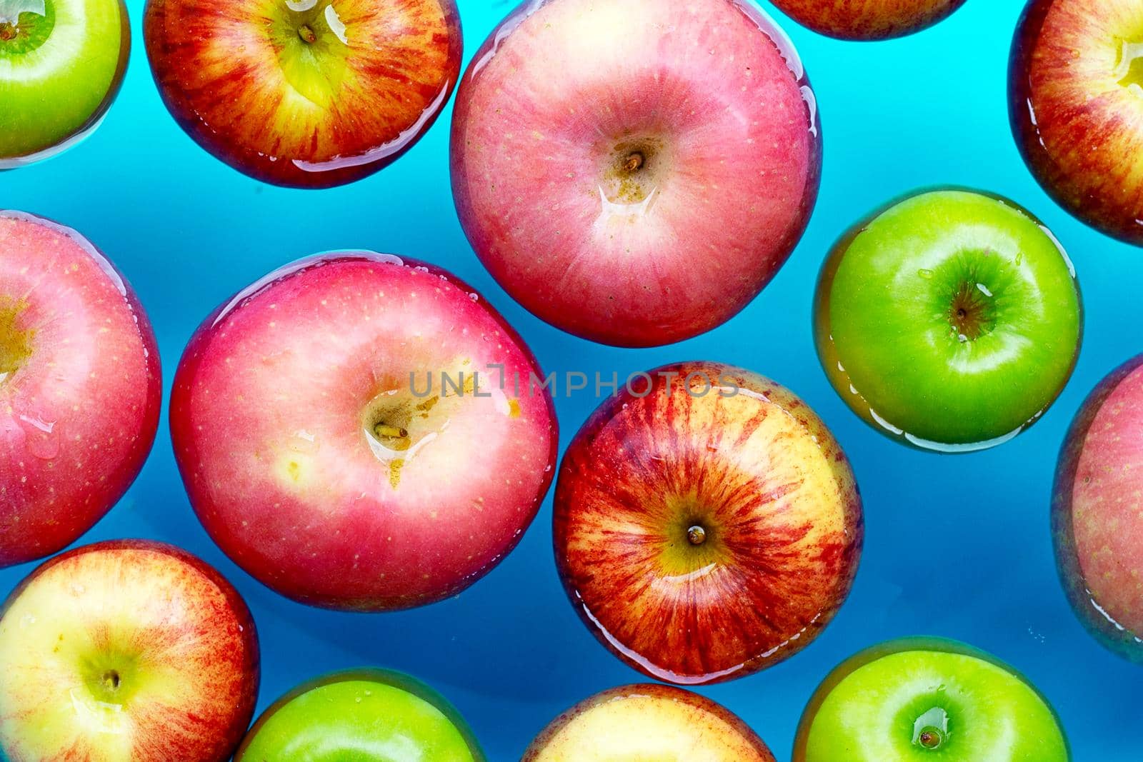 Washing fresh apples in the water