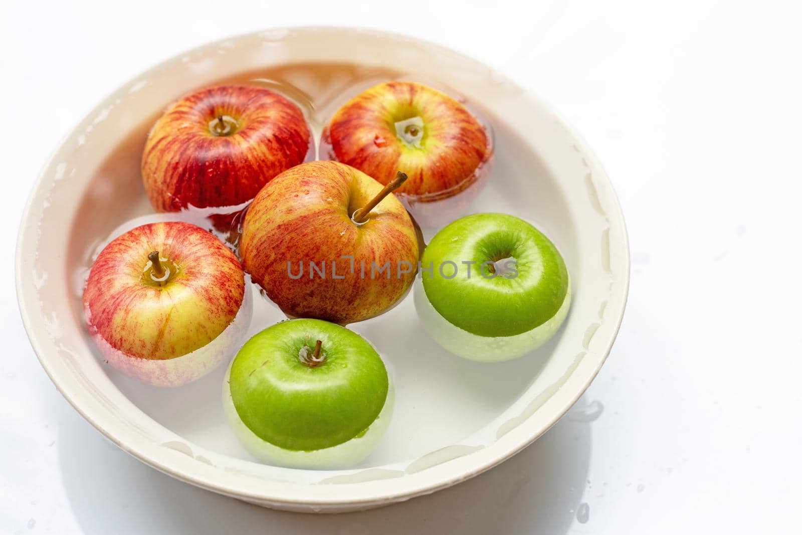 Washing fresh apples in the water