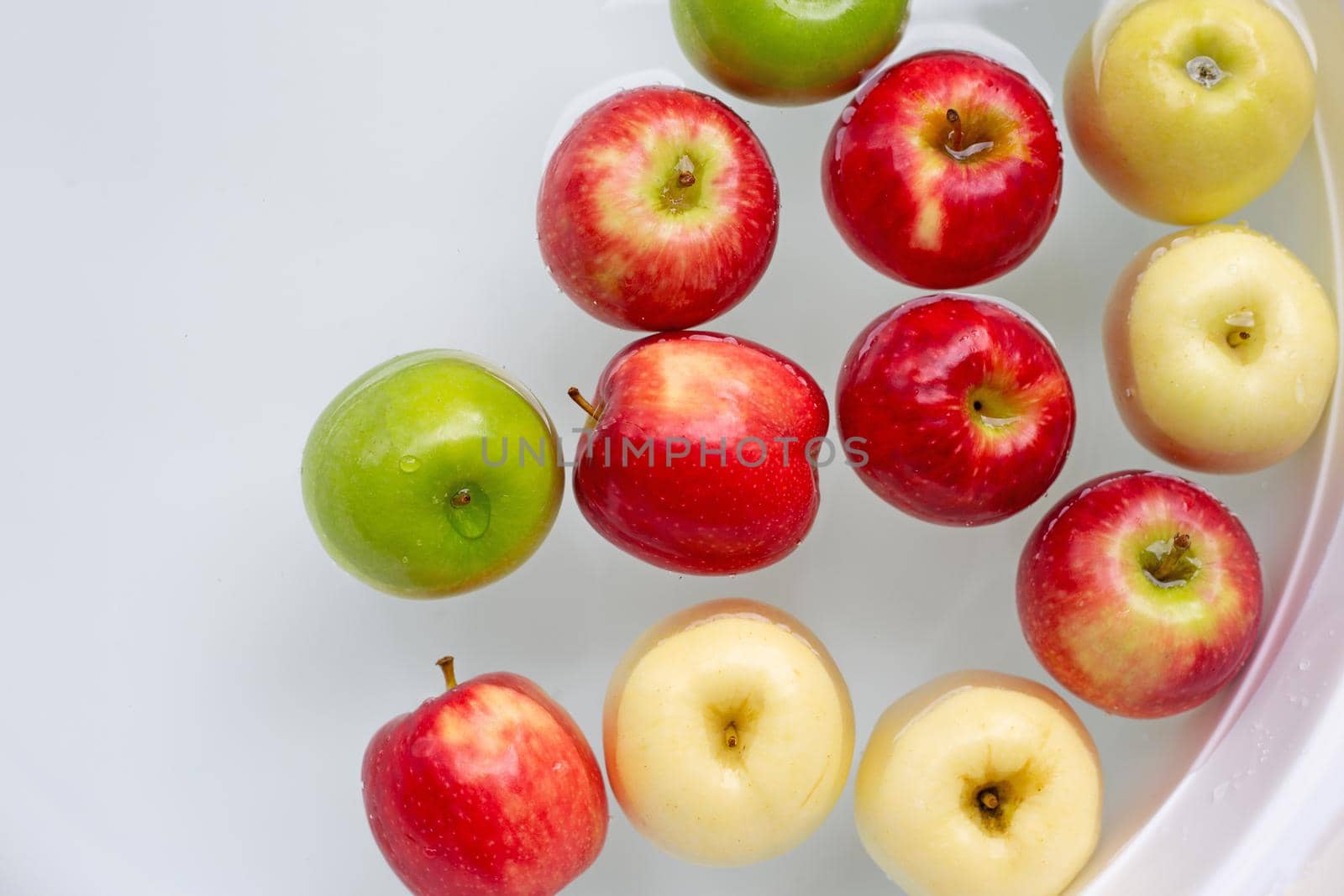 Washing fresh apples in the water
