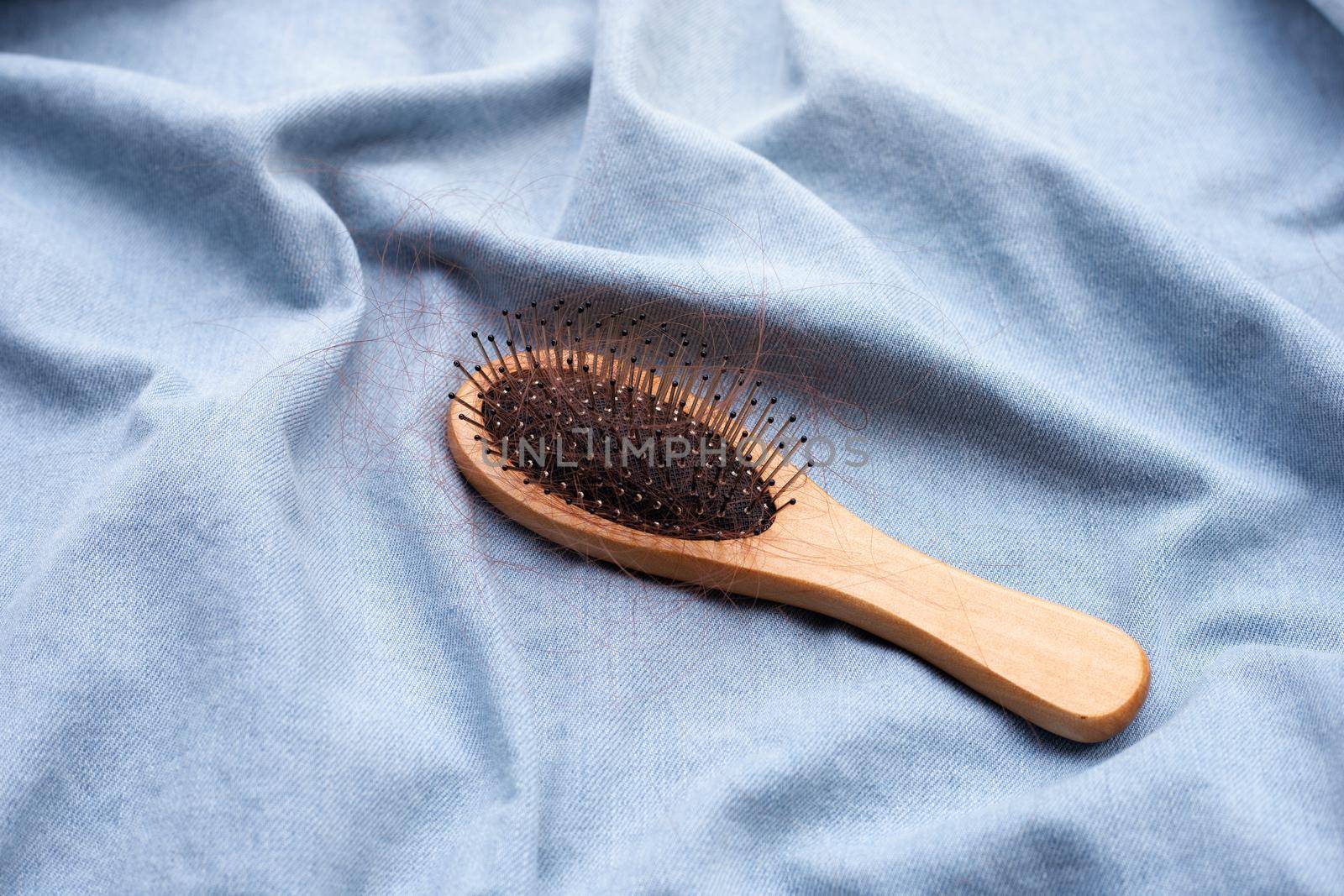 Hairs loss fall in comb