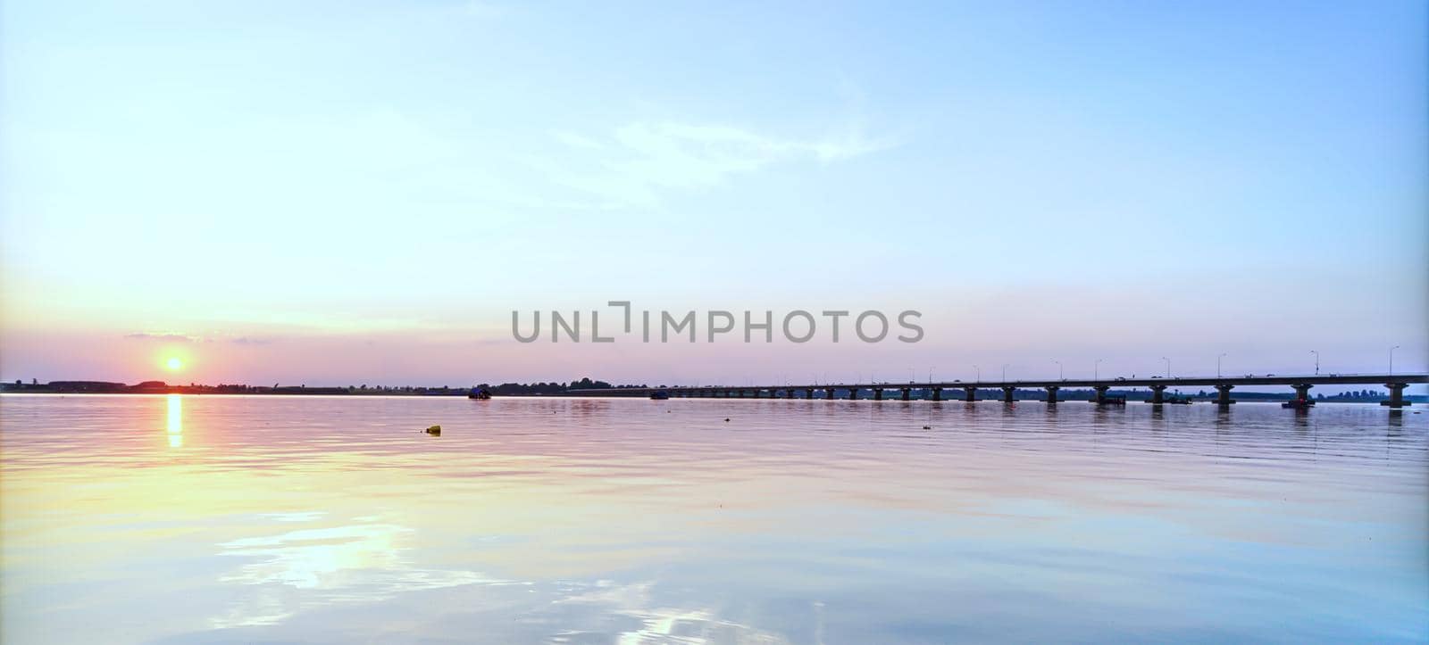 The atmosphere along the river has a beautiful sky when the sun is setting.