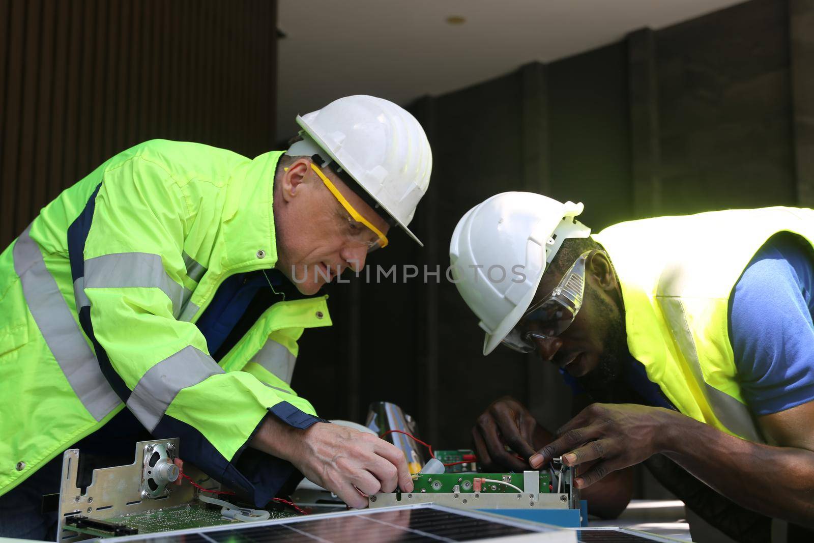 maintenance engineer, Solar energy systems engineer perform analysis solar panels, Portrait of engineer man or worker, people, with solar panels or solar cells on the roof in farm. Power plant with green field, renewable energy source in American. Eco technology for electric power.