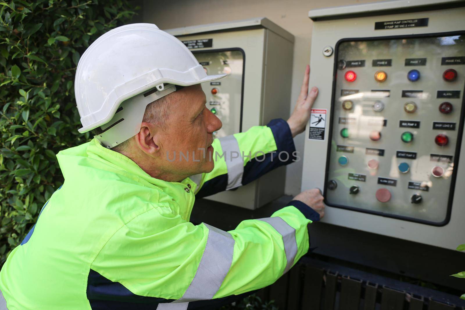 maintenance engineer, Solar energy systems engineer perform analysis solar panels, Portrait of engineer man or worker, people, with solar panels or solar cells on the roof in farm. Power plant with green field, renewable energy source in American. Eco technology for electric power.