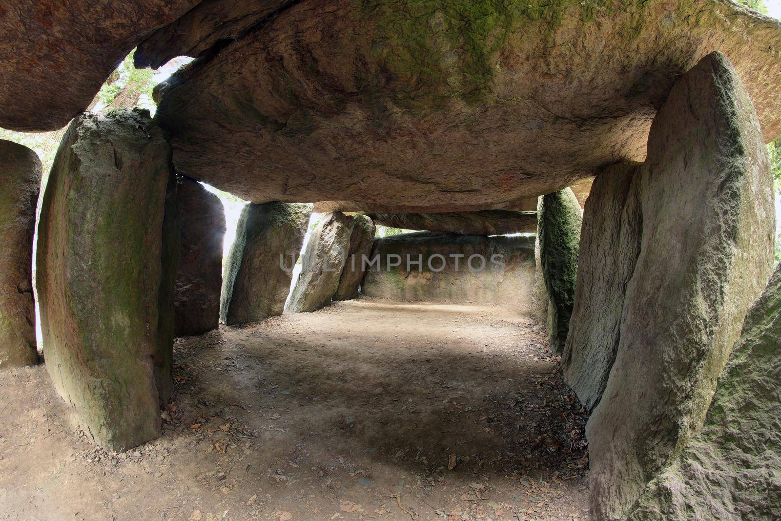 Back chamber of dolmen La Roche aux Fees by Mibuch