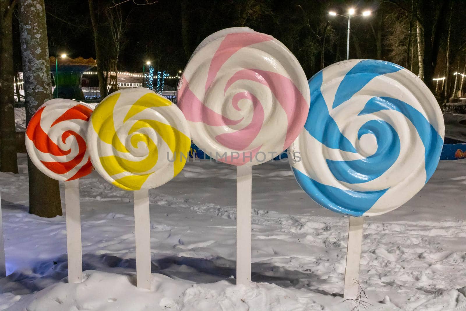 In the park there are colorful candy decorations, a colorful spiral lollipop.Winter Park.