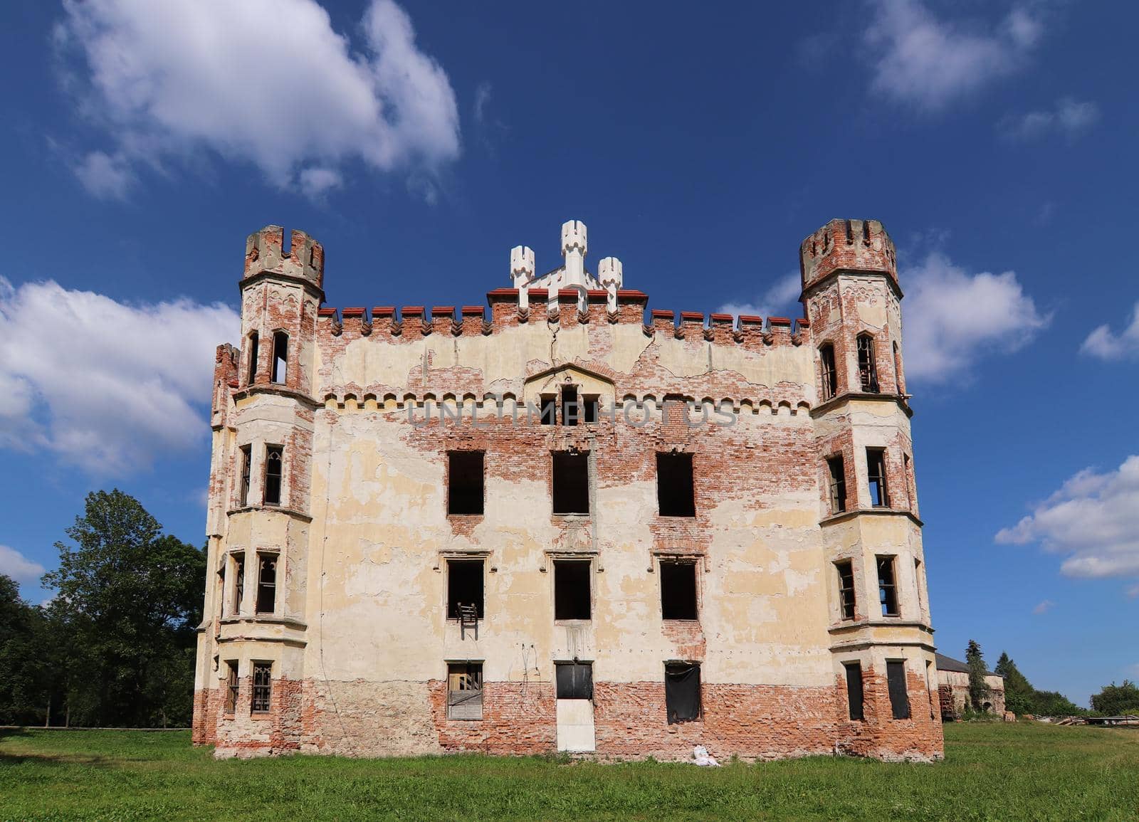 The Cesky Rudolec Chateau - the original water fortress was rebuilt in the 17th century into a Renaissance chateau. In 1860 the baroque castle was burned and subsequently restored in the Neo-Gothic style. It was surrounded by a large English park.
After World War II, he was confiscated, some time served to accommodate the staff of the agricultural cooperative, but it was gradually dilapidated.