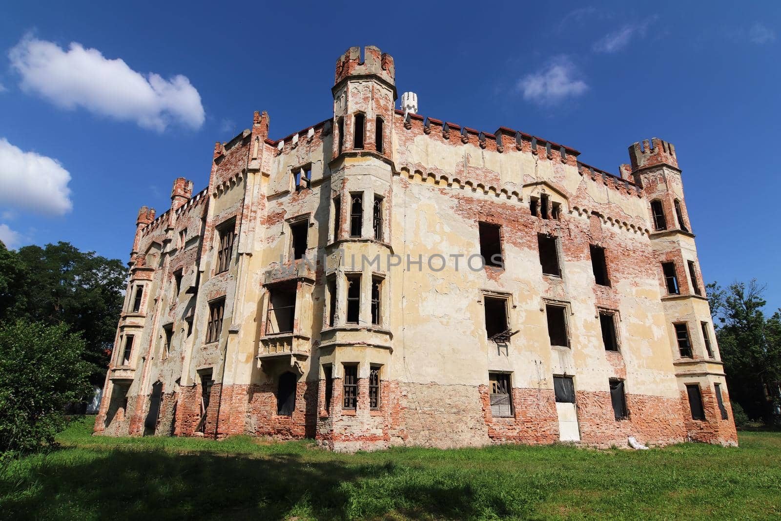 The Cesky Rudolec Chateau - the original water fortress was rebuilt in the 17th century into a Renaissance chateau. In 1860 the baroque castle was burned and subsequently restored in the Neo-Gothic style. It was surrounded by a large English park.
After World War II, he was confiscated, some time served to accommodate the staff of the agricultural cooperative, but it was gradually dilapidated.