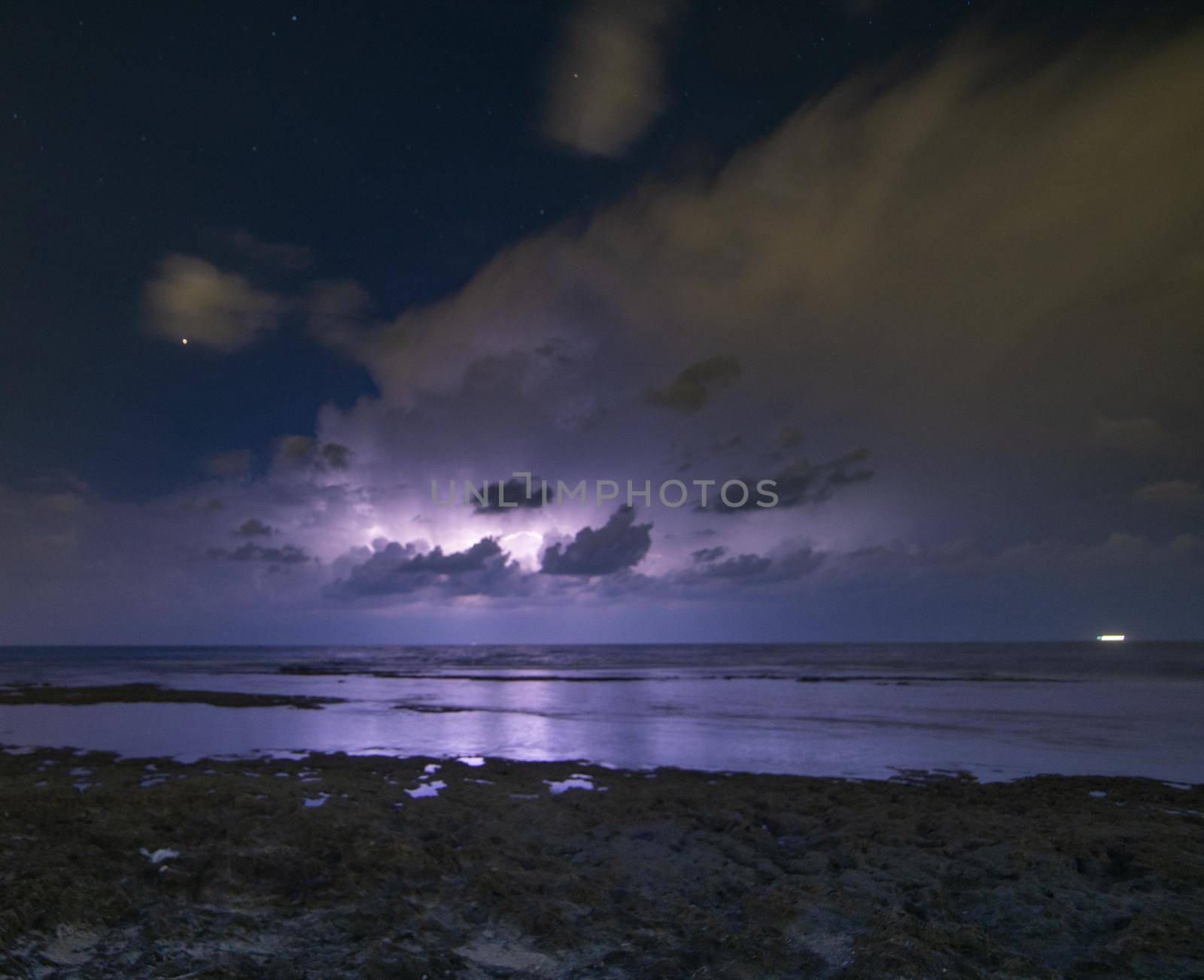 Lightning storm om Mediterranean Sea by javax