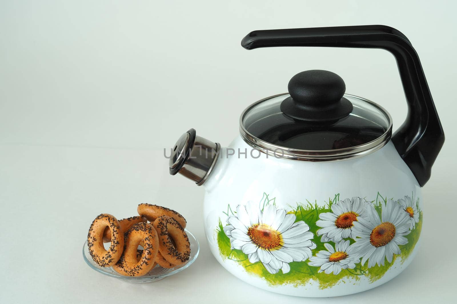 Beautiful dishes. An enamelled kettle with a whistle and a transparent lid, drawing.