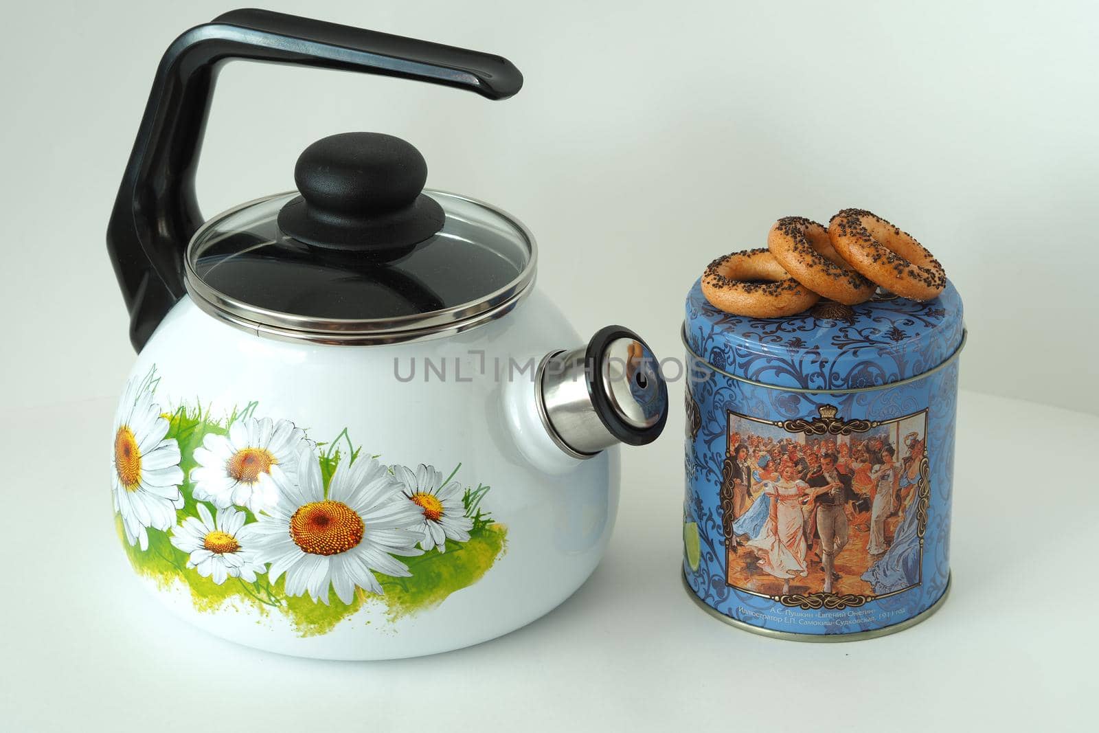 Beautiful dishes. An enamelled kettle with a whistle and a transparent lid, drawing.