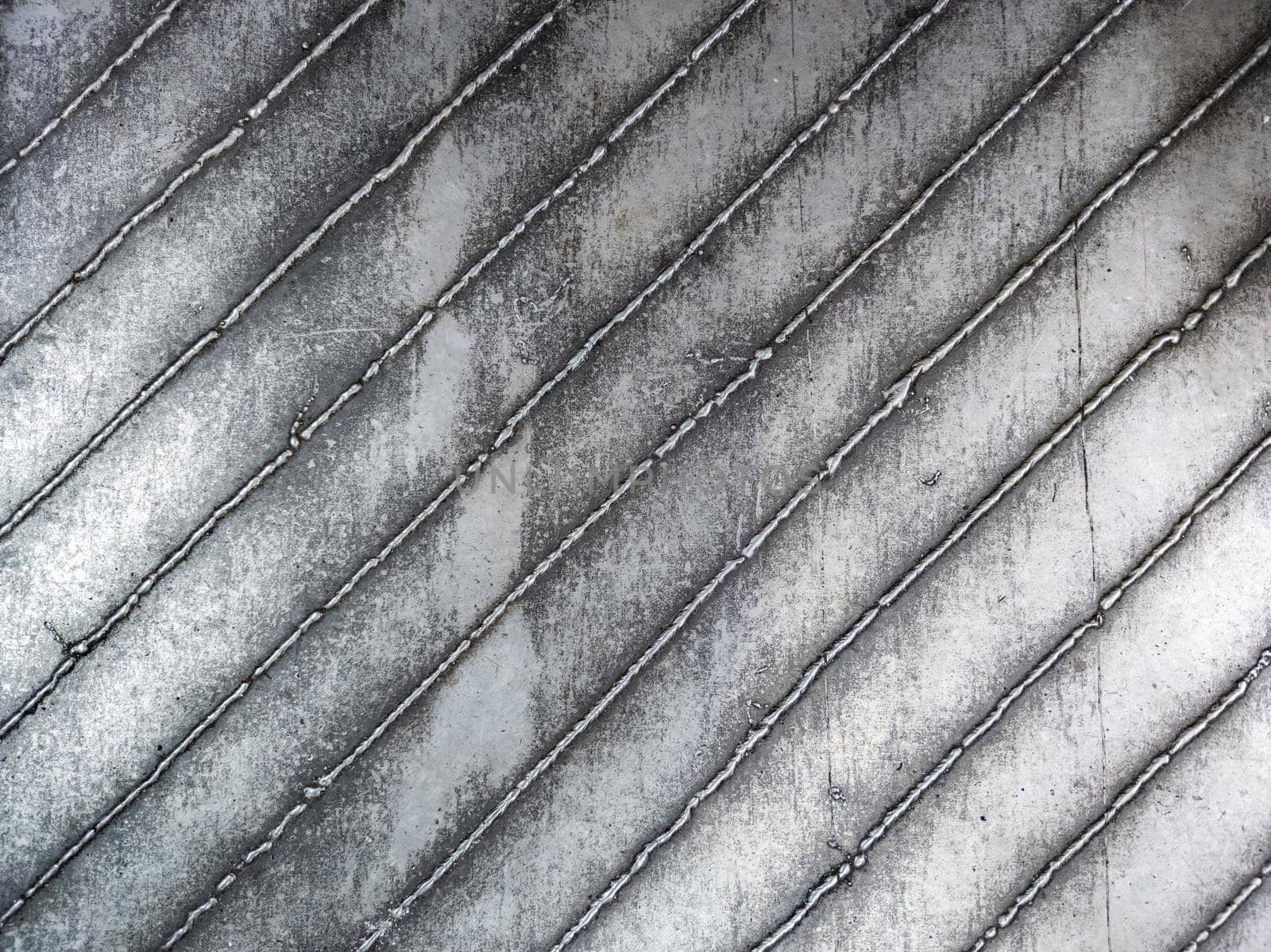 flat steel floor with hand welded diagolnal skid-proof lines.